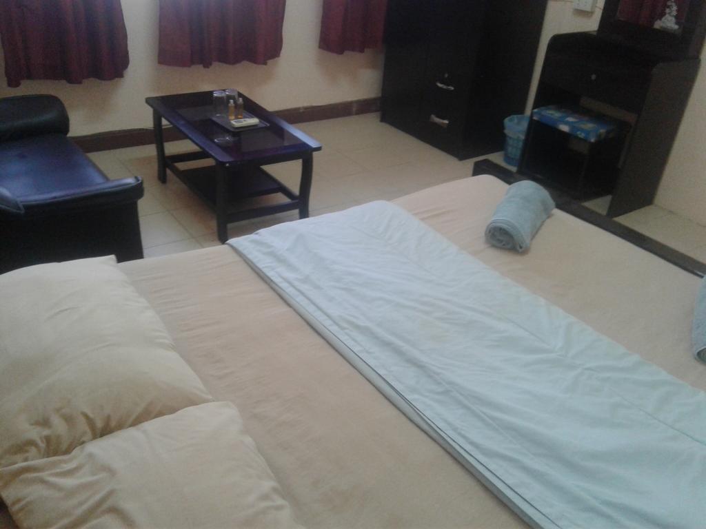 Yaya Guesthouse Бангкок Экстерьер фото