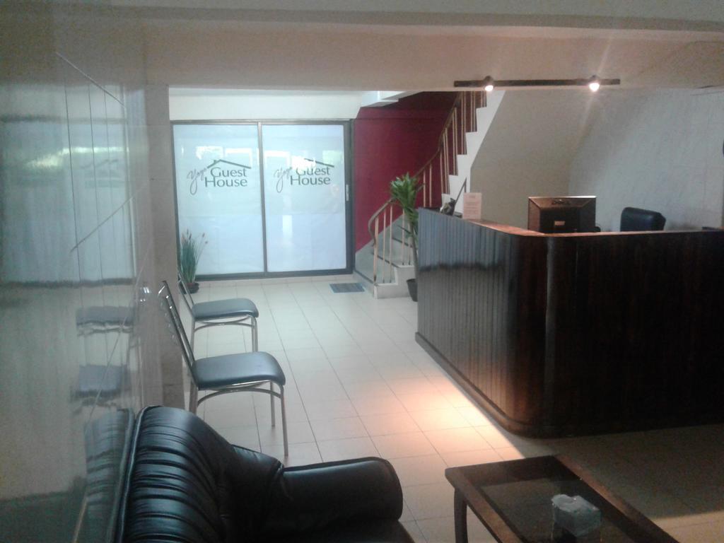 Yaya Guesthouse Бангкок Экстерьер фото