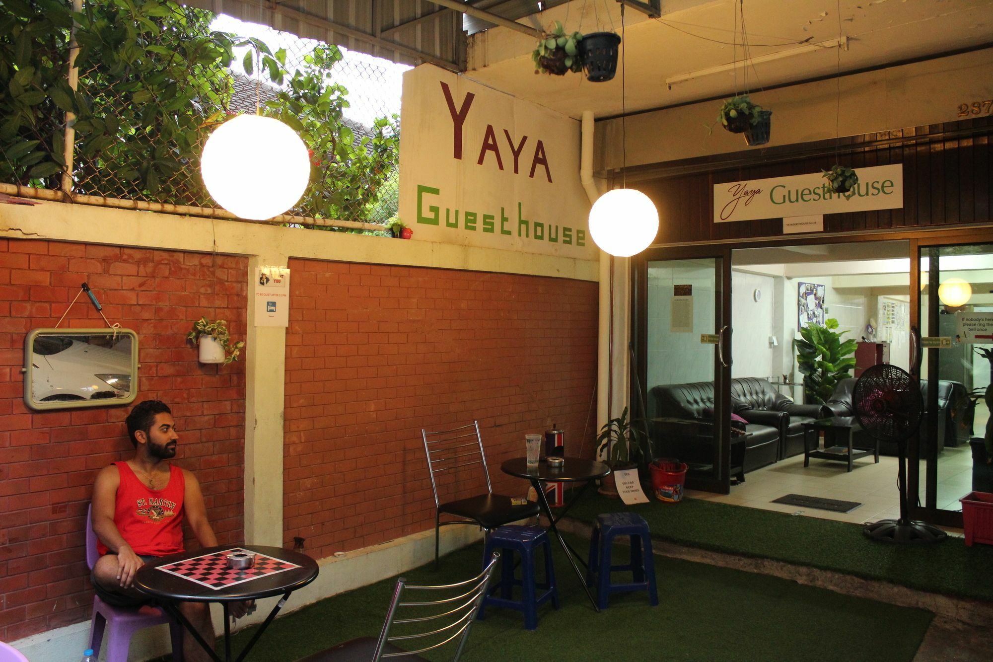 Yaya Guesthouse Бангкок Экстерьер фото