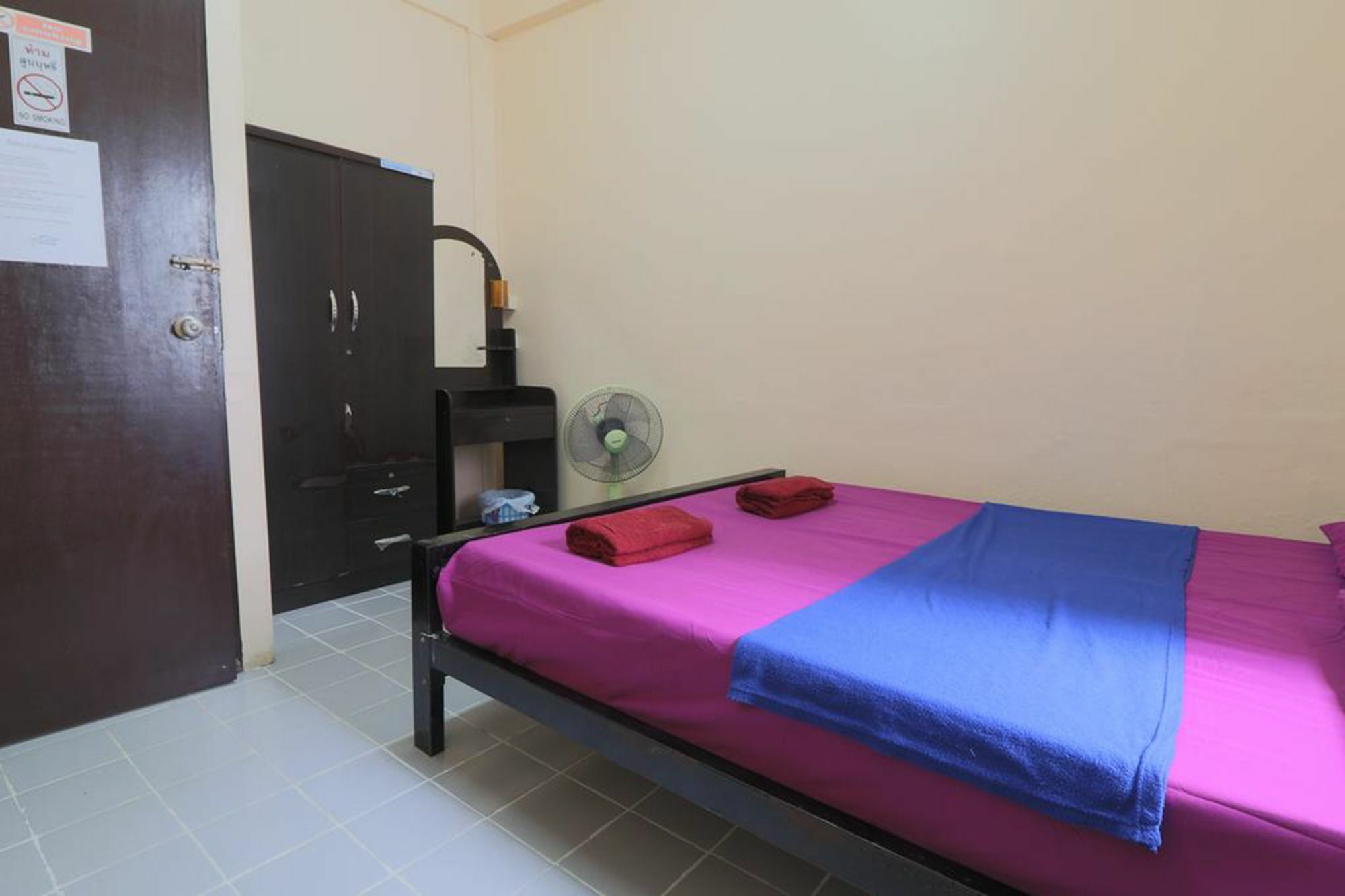 Yaya Guesthouse Бангкок Экстерьер фото