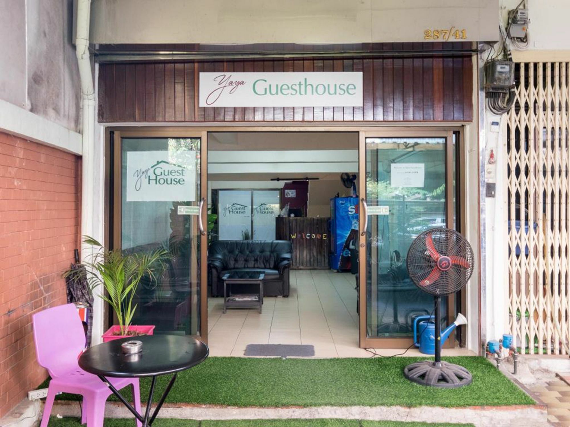 Yaya Guesthouse Бангкок Экстерьер фото